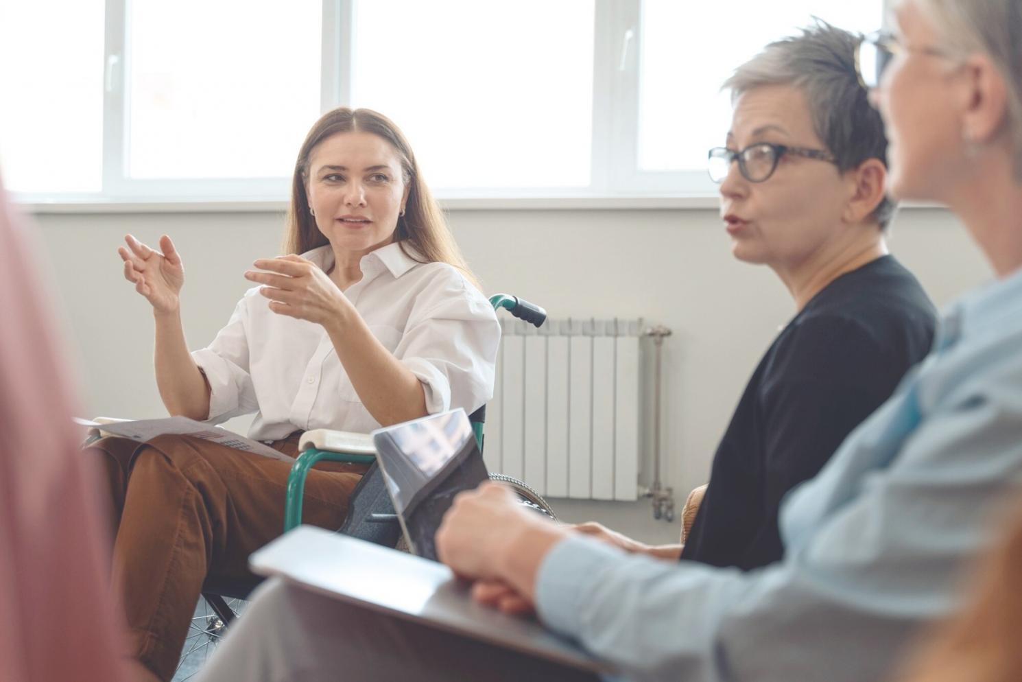 Professionnel travaillant sur des analyses financières